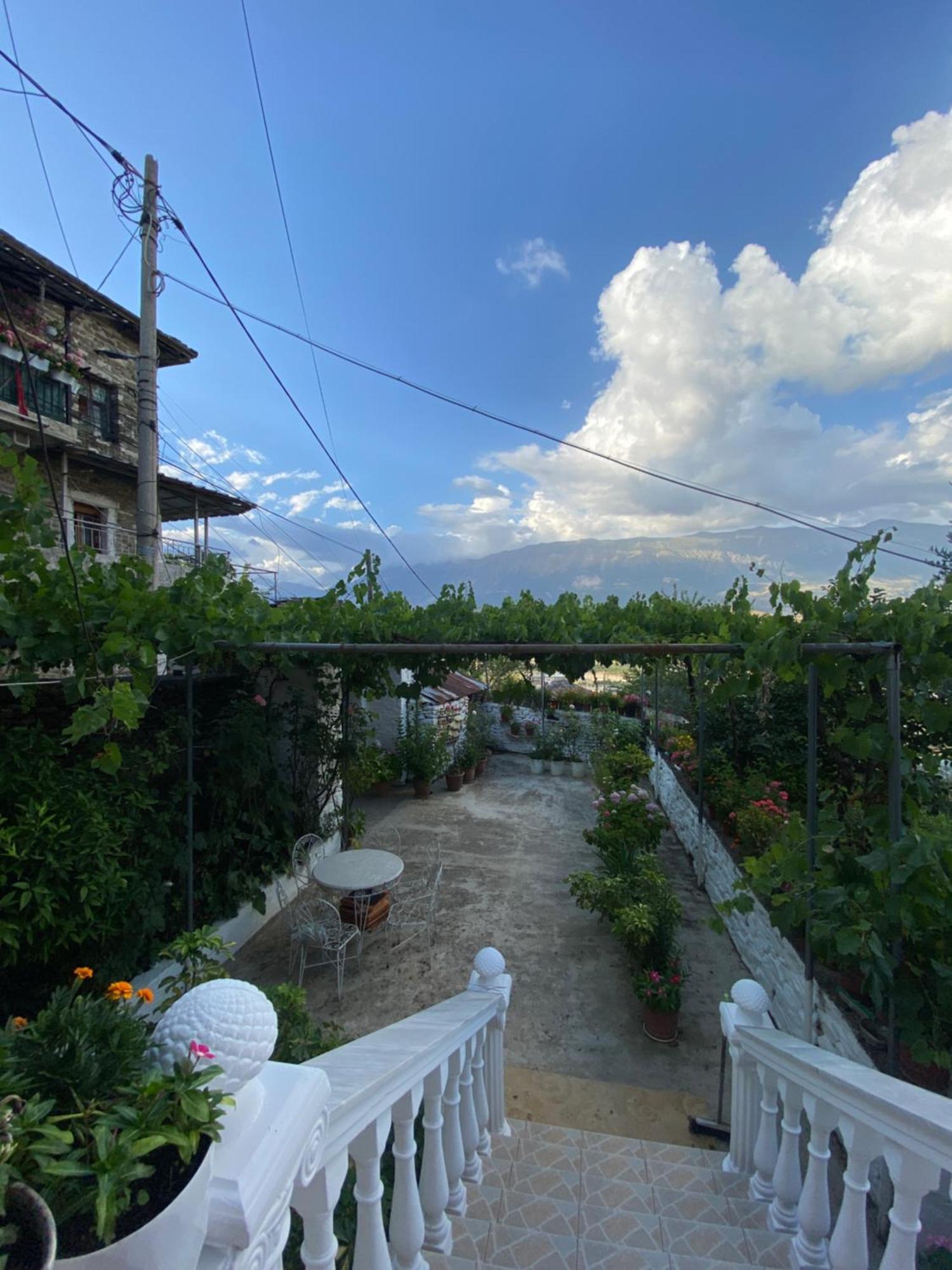 Stonetale Garden Guesthouse Gjirokastër Exterior foto