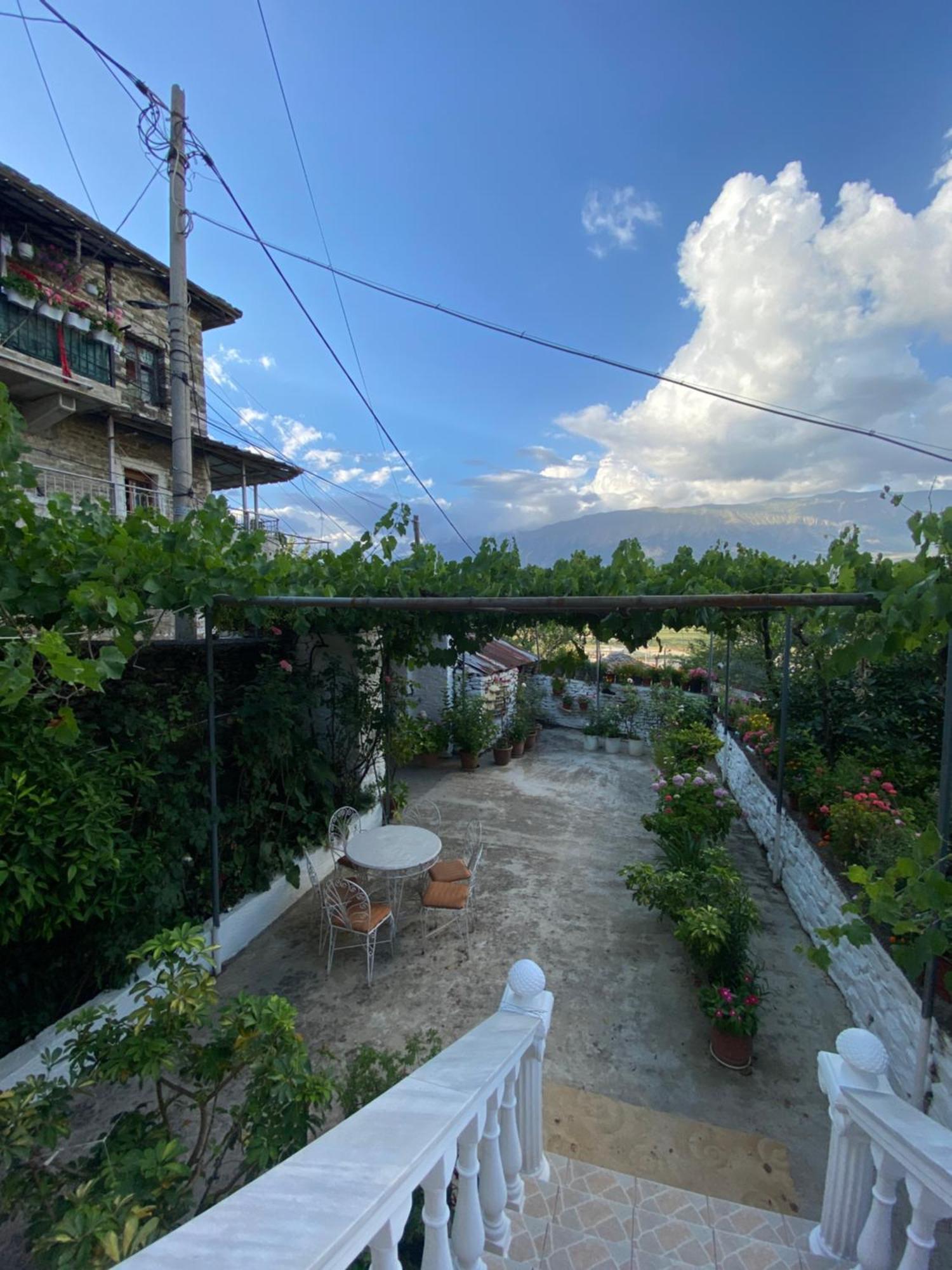 Stonetale Garden Guesthouse Gjirokastër Exterior foto