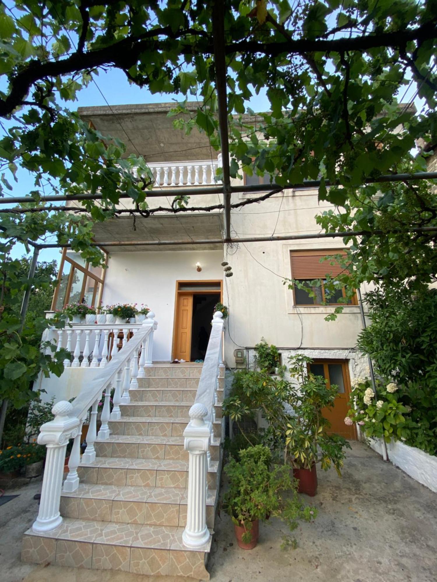 Stonetale Garden Guesthouse Gjirokastër Exterior foto